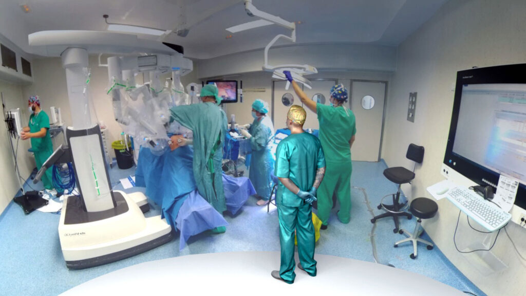 Example of how a remote surgeon with VR glasses has the sensation of being in the operating room while the preparation and docking of the robot are being carried out.